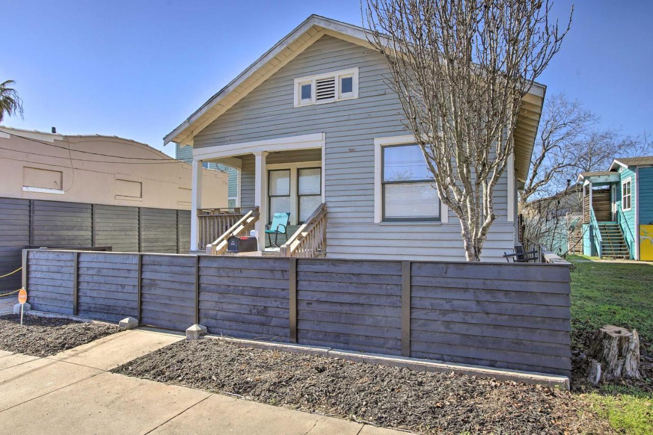 Cozy Beach Bungalow Near Galveston Seawall And Pier Exterior photo