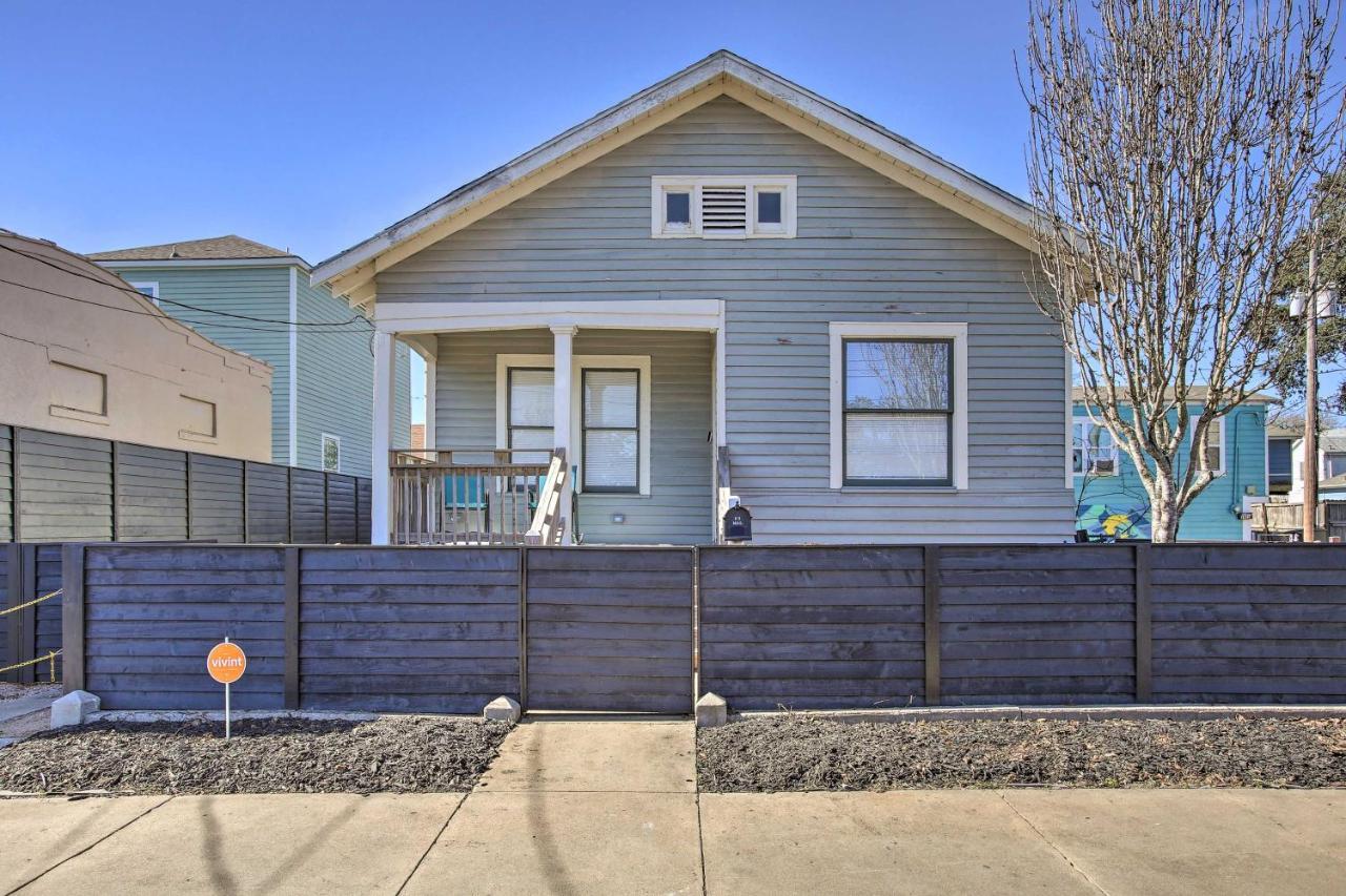Cozy Beach Bungalow Near Galveston Seawall And Pier Exterior photo