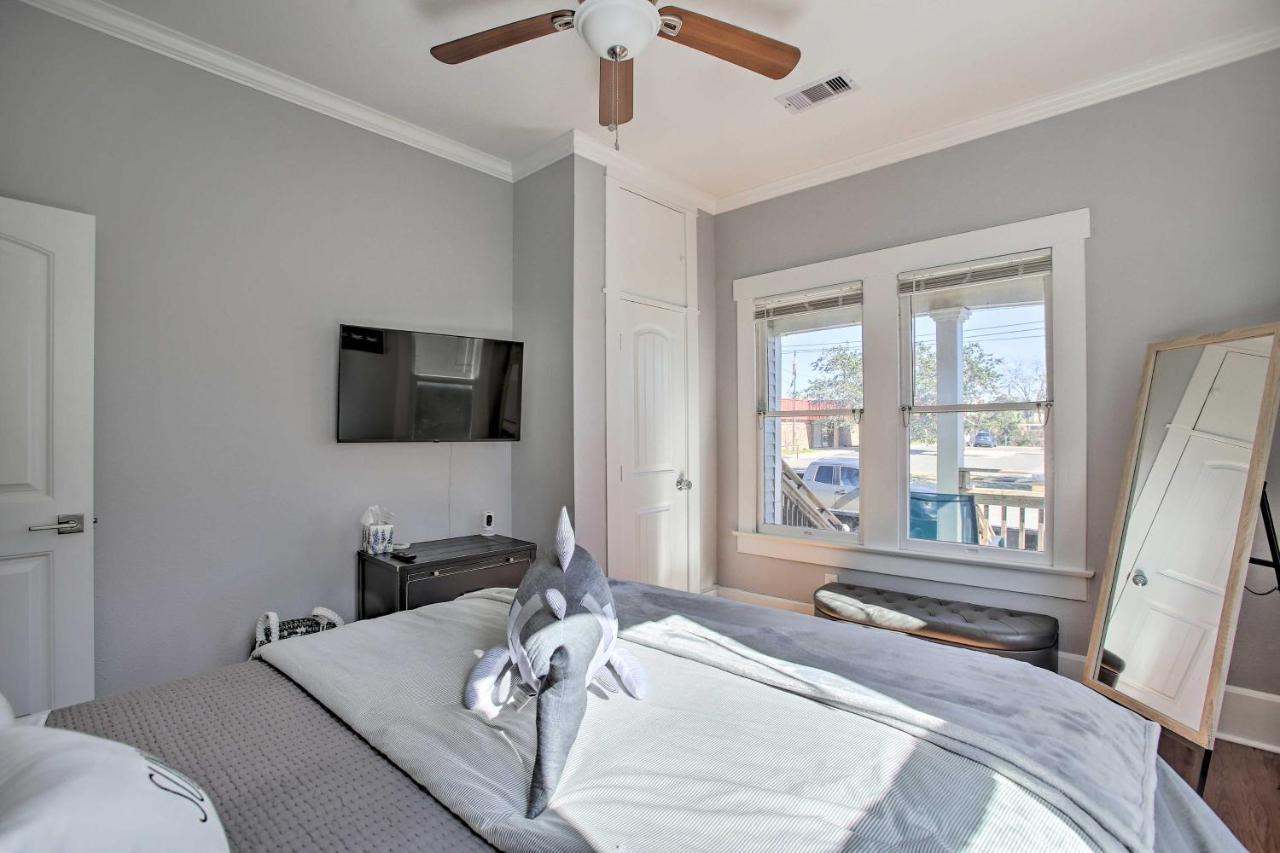 Cozy Beach Bungalow Near Galveston Seawall And Pier Exterior photo